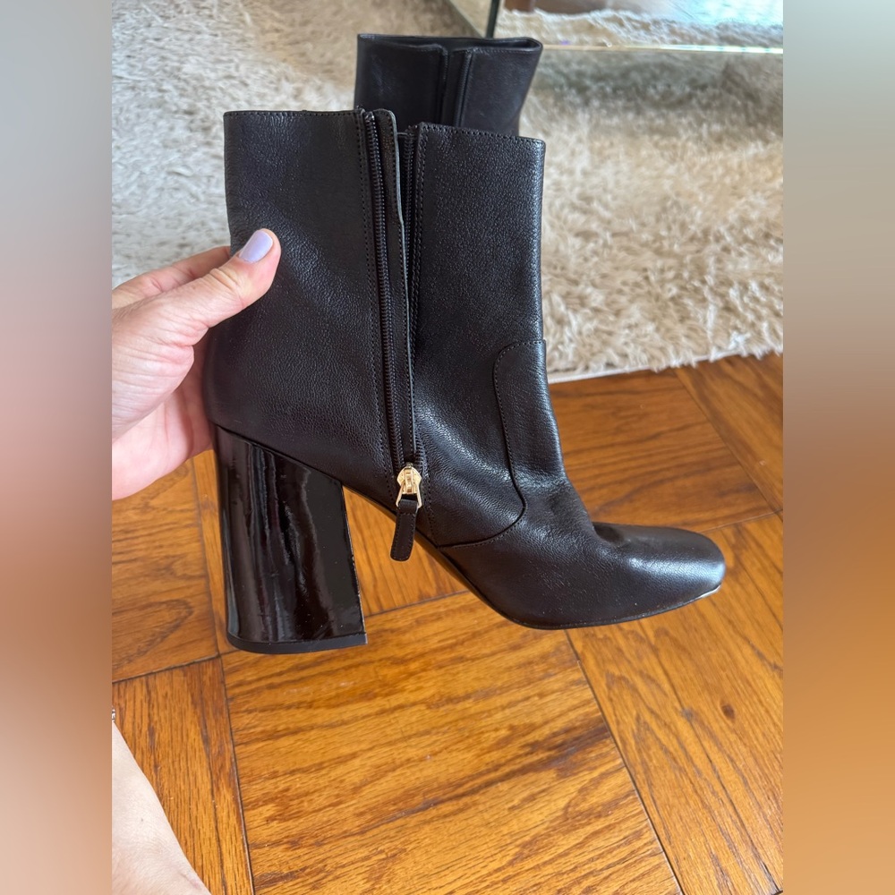New beautiful black comfortable Nine West boots size 11, dress up or casual.